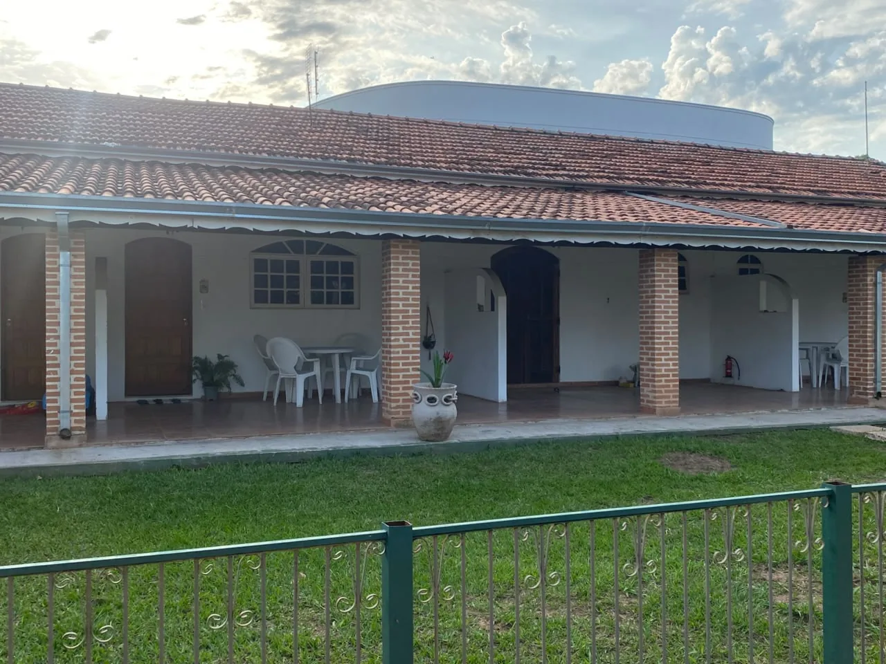 Fachada e varanda da Mia Asa Verde em São Pedro, SP